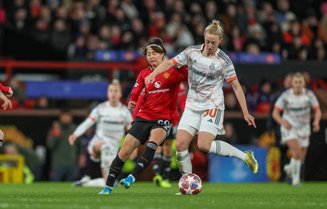 GBR, Manchester, Manchester United, ManU vs Bayern München, Women s Champions League, Fussball, UEFA, Spielzeit 2025 2026, Old Trafford, Viertelfinale, Hinspiel im Bild v.l.: Hinata Miyazawa (Manchester United Frauen 20), Carolin Simon (Bayern München 30) DFB DFL REGULATIONS PROHIBIT ANY USE OF PHOTOGRAPHS AS IMAGE SEQUENCES AND OR QUASI-VIDEO, 25.03.2026 Copyright: HMBxMedia HendrikxHamelau
