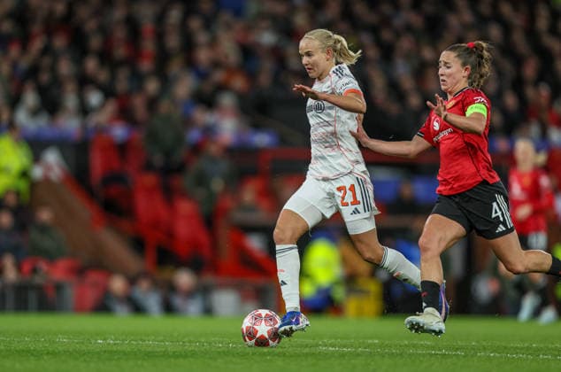 GBR, Manchester, Manchester United, ManU vs Bayern München, Women s Champions League, Fussball, UEFA, Spielzeit 2025 2026, Old Trafford, Viertelfinale, Hinspiel im Bild v.l.: Pernille Harder (Bayern München 21) zieht an Maya Le Tissier (Manchester United Frauen 4) vorbei und erzielt das Tor zum 2:1 DFB DFL REGULATIONS PROHIBIT ANY USE OF PHOTOGRAPHS AS IMAGE SEQUENCES AND OR QUASI-VIDEO, 25.03.2026 Copyright: HMBxMedia HendrikxHamelau