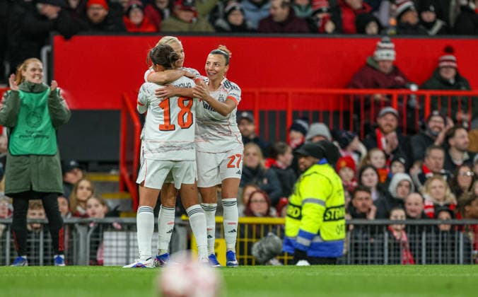 GBR, Manchester, Manchester United, ManU vs Bayern München, Women s Champions League, Fussball, UEFA, Spielzeit 2025 2026, Old Trafford, Viertelfinale, Hinspiel im Bild: Pernille Harder (Bayern München 21), Tor, Freude, Jubel und Emotion, Momoko Tanikawa (Bayern München 18) DFB DFL REGULATIONS PROHIBIT ANY USE OF PHOTOGRAPHS AS IMAGE SEQUENCES AND OR QUASI-VIDEO, 25.03.2026 Copyright: HMBxMedia HendrikxHamelau