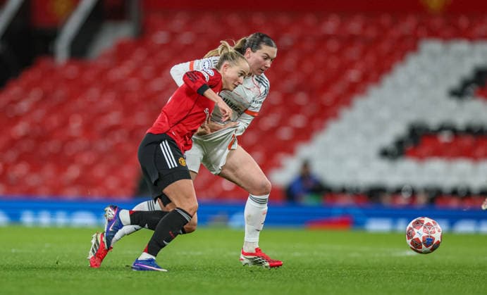 GBR, Manchester, Manchester United, ManU vs Bayern München, Women s Champions League, Fussball, UEFA, Spielzeit 2025 2026, Old Trafford, Viertelfinale, Hinspiel im Bild v.l.: Lea Schüller (Manchester United Frauen 24), Vanessa Gilles (Bayern München 2) DFB DFL REGULATIONS PROHIBIT ANY USE OF PHOTOGRAPHS AS IMAGE SEQUENCES AND OR QUASI-VIDEO, 25.03.2026 Copyright: HMBxMedia HendrikxHamelau