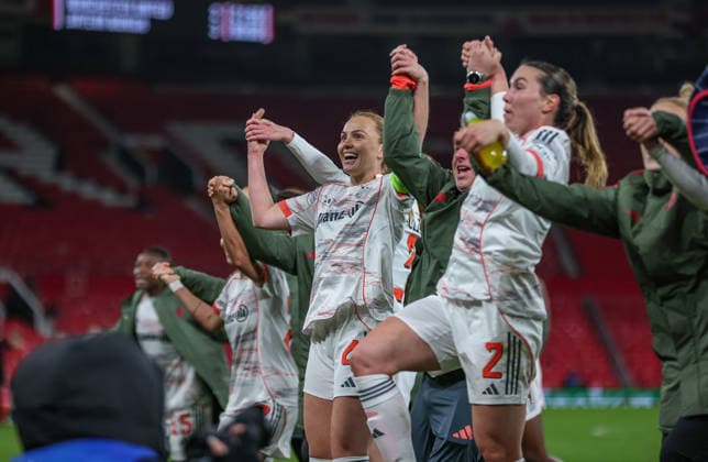 GBR, Manchester, Manchester United, ManU vs Bayern München, Women s Champions League, Fussball, UEFA, Spielzeit 2025 2026, Old Trafford, Viertelfinale, Hinspiel im Bild: FC Bayern München Frauen feiern den Sieg 3:2 gegen Manchester United, Glodis Perla Viggosdottir (Bayern München 4) DFB DFL REGULATIONS PROHIBIT ANY USE OF PHOTOGRAPHS AS IMAGE SEQUENCES AND OR QUASI-VIDEO, 25.03.2026 Copyright: HMBxMedia HendrikxHamelau
