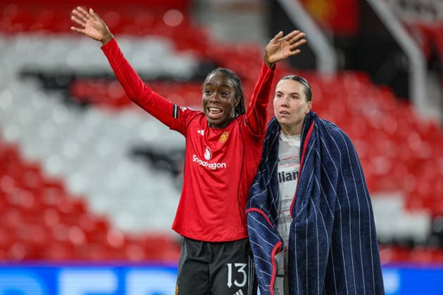 GBR, Manchester, Manchester United, ManU vs Bayern München, Women s Champions League, Fussball, UEFA, Spielzeit 2025 2026, Old Trafford, Viertelfinale, Hinspiel im Bild v.l.: Simi Awujo (Manchester United 23), Vanessa Gilles (Bayern München 2) DFB DFL REGULATIONS PROHIBIT ANY USE OF PHOTOGRAPHS AS IMAGE SEQUENCES AND OR QUASI-VIDEO, 25.03.2026 Copyright: HMBxMedia HendrikxHamelau