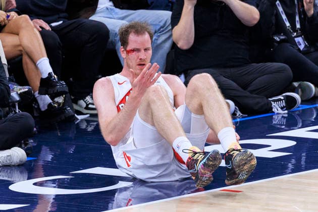 March 25, 2026, Inglewood, California, USA: Jakob Poeltl 19 of the Toronto Raptors bleeds from a cut to the face during regular season NBA, Basketball Herren, USA game against the Los Angeles Clippers on Wednesday March 25, 2026 at Intuit Dome in Inglewood, California. ARIANA RUIZ PI Inglewood USA - ZUMAp124 20260325_zaa_p124_001 Copyright: xArianaxRuizx