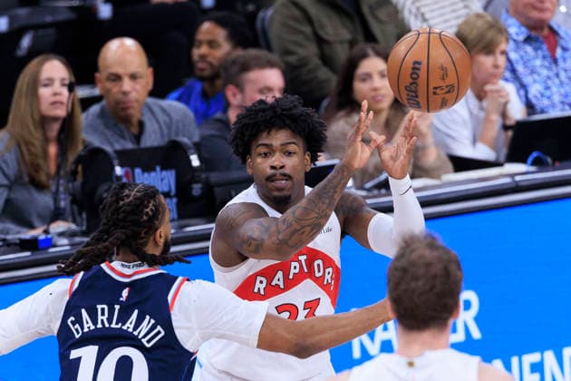 March 25, 2026, Inglewood, California, USA: Jamal Shead 23 of the Toronto Raptors passes the ball as Darius Garland 10 of the Los Angeles Clippers defends during regular season NBA, Basketball Herren, USA game on Wednesday March 25, 2026 at Intuit Dome in Inglewood, California. ARIANA RUIZ PI Inglewood USA - ZUMAp124 20260325_zaa_p124_018 Copyright: xArianaxRuizx