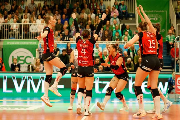 Volleyball I Frauen I Saison 2025-2026 I Bundesliga I Playoff-Viertelfinale 2 I USC Münster - Dresdner SC I 25.03.2026 Jette Kuipers (8, Dresdner SC) Patricia Nestler (1, Dresdner SC) Emma Grome (4, Dresdner SC) Lorena Lorber Fijok (17, Dresdner SC) Marta Kamelija Levinska (15, Dresdner SC) Jubeln stark nach Punktgewinn für Dresden. Münster Sporthalle Berg Fidel Nordrhein-Westfalen Deutschland Copyright: xLobeca CedricxSiefkerx