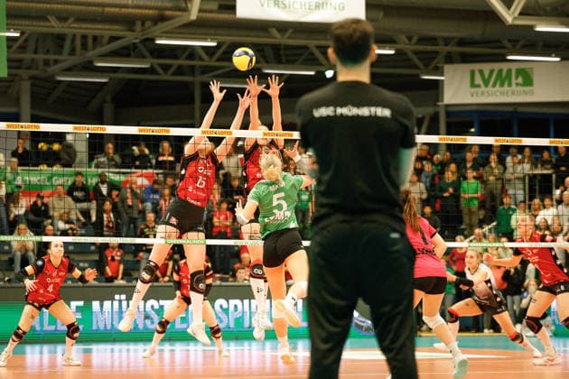 Volleyball I Frauen I Saison 2025-2026 I Bundesliga I Playoff-Viertelfinale 2 I USC Münster - Dresdner SC I 25.03.2026 Marta Kamelija Levinska (15, Dresdner SC) versucht den Ball zu blocken. Münster Sporthalle Berg Fidel Nordrhein-Westfalen Deutschland Copyright: xLobeca CedricxSiefkerx