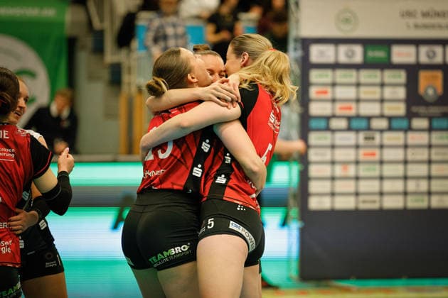 Volleyball I Frauen I Saison 2025-2026 I Bundesliga I Playoff-Viertelfinale 2 I USC Münster - Dresdner SC I 25.03.2026 Marta Kamelija Levinska (15, Dresdner SC) Rosa Entius (5, Dresdner SC) Jette Kuipers (8, Dresdner SC) Jubeln und umarmen sich nach dem sie das Playoff-Viertelfinale gewonnen haben. Münster Sporthalle Berg Fidel Nordrhein-Westfalen Deutschland Copyright: xLobeca CedricxSiefkerx