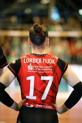 Volleyball I Frauen I Saison 2025-2026 I Bundesliga I Playoff-Viertelfinale 2 I USC Münster - Dresdner SC I 25.03.2026 Lorena Lorber Fijok (17, Dresdner SC) Schaut in die Menge nachdem sie mit ihrem Team das Playoff Viertelfinale gewonnen hat. Münster Sporthalle Berg Fidel Nordrhein-Westfalen Deutschland Copyright: xLobeca CedricxSiefkerx