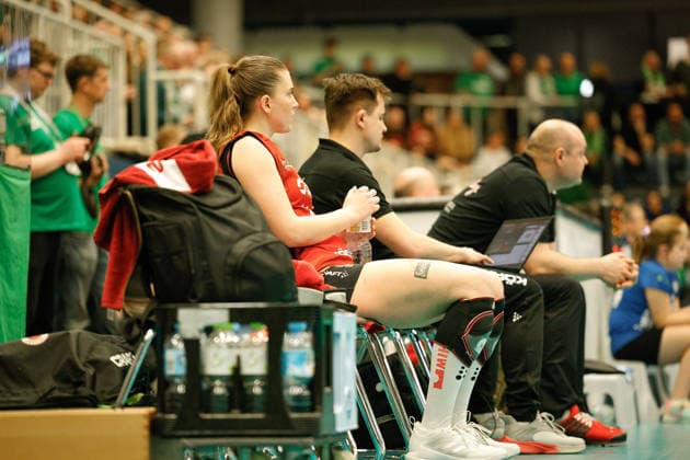 Volleyball I Frauen I Saison 2025-2026 I Bundesliga I Playoff-Viertelfinale 2 I USC Münster - Dresdner SC I 25.03.2026 Amanda Siksna (11, Dresdner SC) Wurde ausgewechselt und verfolgt das Spielgeschehen aufmerksam von der Bank aus weiter. Münster Sporthalle Berg Fidel Nordrhein-Westfalen Deutschland Copyright: xLobeca CedricxSiefkerx