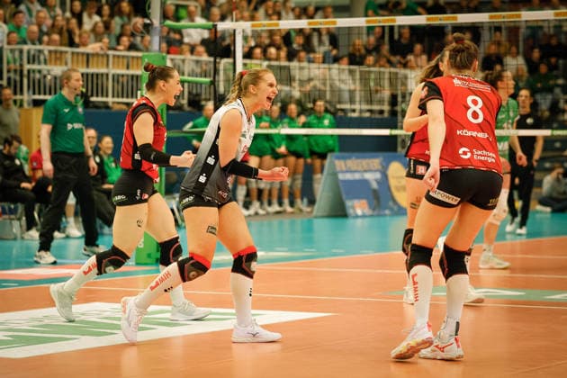 Volleyball I Frauen I Saison 2025-2026 I Bundesliga I Playoff-Viertelfinale 2 I USC Münster - Dresdner SC I 25.03.2026 Lorena Lorber Fijok (17, Dresdner SC) Patricia Nestler (1, Dresdner SC) Jette Kuipers (8, Dresdner SC) Jubeln nach einem Punktgewinn. Münster Sporthalle Berg Fidel Nordrhein-Westfalen Deutschland Copyright: xLobeca CedricxSiefkerx