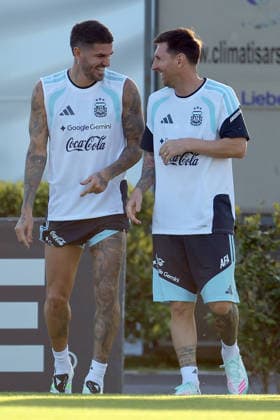 Argentina™s forward Lionel Messi (R) talks with midfielder Rodrigo De Paul during a training session in Ezeiza, Buenos Aires Province, on March 25, 2026, ahead of the FIFA World Cup, WM, Weltmeisterschaft, Fussball 2026 friendlys football matches against Mauritania and Zambia. EZEIZA ARGENTINA Copyright: xALEJANDROxPAGNIx