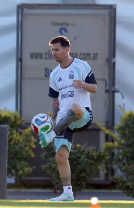 Argentina™s forward Lionel Messi (R) controls the ball during a training session in Ezeiza, Buenos Aires Province, on March 25, 2026, ahead of the FIFA World Cup, WM, Weltmeisterschaft, Fussball 2026 friendlys football matches against Mauritania and Zambia. EZEIZA ARGENTINA Copyright: xALEJANDROxPAGNIx