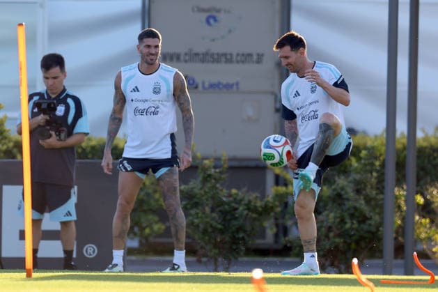 Argentina™s forward Lionel Messi (R) controls the ball alongside midfielder Rodrigo De Paul during a training session in Ezeiza, Buenos Aires Province, on March 25, 2026, ahead of the FIFA World Cup, WM, Weltmeisterschaft, Fussball 2026 friendlys football matches against Mauritania and Zambia. EZEIZA ARGENTINA Copyright: xALEJANDROxPAGNIx