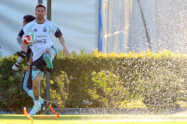 Argentina™s forward Lionel Messi (L) controls the ball during a training session in Ezeiza, Buenos Aires Province, on March 25, 2026, ahead of the FIFA World Cup, WM, Weltmeisterschaft, Fussball 2026 friendlys football matches against Mauritania and Zambia. EZEIZA ARGENTINA Copyright: xALEJANDROxPAGNIx