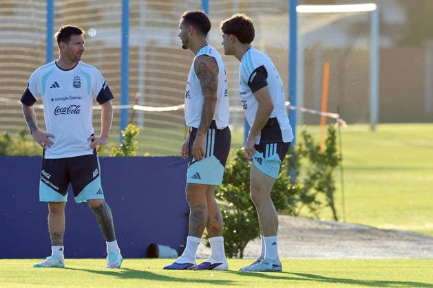 Argentina™s forward Lionel Messi (L) talks with his teammate midfielder Leandro Paredes during a training session in Ezeiza, Buenos Aires Province, on March 25, 2026, ahead of the FIFA World Cup, WM, Weltmeisterschaft, Fussball 2026 friendlys football matches against Mauritania and Zambia. EZEIZA ARGENTINA Copyright: xALEJANDROxPAGNIx