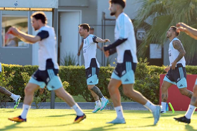 Argentina™s forward Lionel Messi (C) and teammates make excercises during a training session in Ezeiza, Buenos Aires Province, on March 25, 2026, ahead of the FIFA World Cup, WM, Weltmeisterschaft, Fussball 2026 friendlys football matches against Mauritania and Zambia. EZEIZA ARGENTINA Copyright: xALEJANDROxPAGNIx