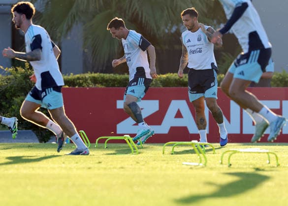 Argentina™s forward Lionel Messi (C) makes excercises with teammates during a training session in Ezeiza, Buenos Aires Province, on March 25, 2026, ahead of the FIFA World Cup, WM, Weltmeisterschaft, Fussball 2026 friendlys football matches against Mauritania and Zambia. EZEIZA ARGENTINA Copyright: xALEJANDROxPAGNIx