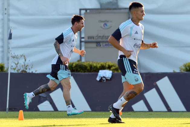 Argentina™s forward Lionel Messi (L) runs next his teammate defender Gabriel Rojas during a training session in Ezeiza, Buenos Aires Province, on March 25, 2026, ahead of the FIFA World Cup, WM, Weltmeisterschaft, Fussball 2026 friendlys football matches against Mauritania and Zambia. EZEIZA ARGENTINA Copyright: xALEJANDROxPAGNIx