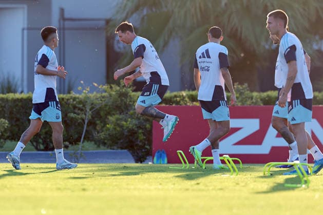 Argentina™s forward Lionel Messi (C) jumps during a training session in Ezeiza, Buenos Aires Province, on March 25, 2026, ahead of the FIFA World Cup, WM, Weltmeisterschaft, Fussball 2026 friendlys football matches against Mauritania and Zambia. EZEIZA ARGENTINA Copyright: xALEJANDROxPAGNIx