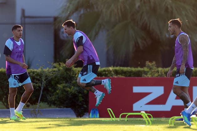 Argentina™s forward Lionel Messi (C) jumps during a training session in Ezeiza, Buenos Aires Province, on March 25, 2026, ahead of the FIFA World Cup, WM, Weltmeisterschaft, Fussball 2026 friendlys football matches against Mauritania and Zambia. EZEIZA ARGENTINA Copyright: xALEJANDROxPAGNIx