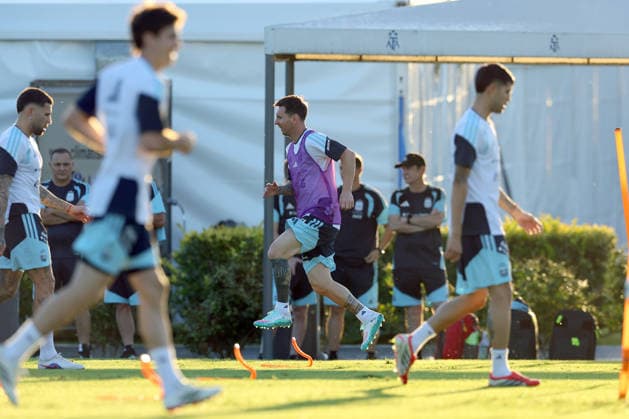 Argentina™s forward Lionel Messi (C) jumps during a training session in Ezeiza, Buenos Aires Province, on March 25, 2026, ahead of the FIFA World Cup, WM, Weltmeisterschaft, Fussball 2026 friendlys football matches against Mauritania and Zambia. EZEIZA ARGENTINA Copyright: xALEJANDROxPAGNIx