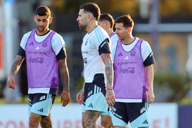 Argentina s forward Lionel Messi (R) chats with his teamates defenders Cristian Romero (L) and Nicolas Otamendi during a training session in Ezeiza, Buenos Aires Province, on March 25, 2026, ahead of the FIFA World Cup, WM, Weltmeisterschaft, Fussball 2026 friendlys football matches against Mauritania and Zambia. EZEIZA ARGENTINA Copyright: xALEJANDROxPAGNIx