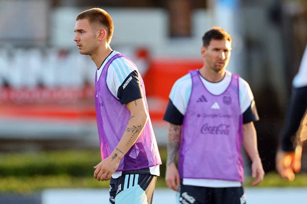 Argentina s forward Franco Mastantuono (L) looks on next his teammate forward Lionel Messi during a training session in Ezeiza, Buenos Aires Province, on March 25, 2026, ahead of the FIFA World Cup, WM, Weltmeisterschaft, Fussball 2026 friendlys football matches against Mauritania and Zambia. EZEIZA ARGENTINA Copyright: xALEJANDROxPAGNIx