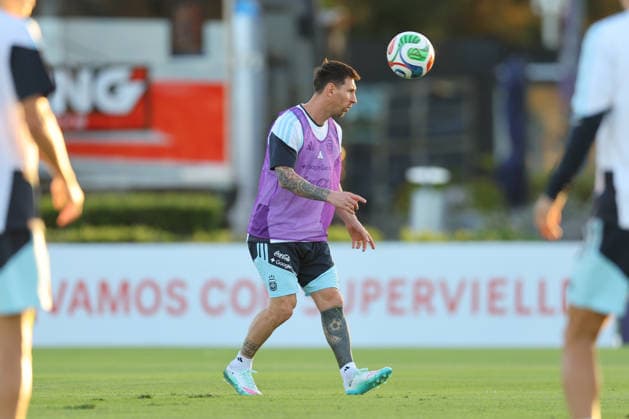 Argentina s forward Lionel Messi controls the ball during a training session in Ezeiza, Buenos Aires Province, on March 25, 2026, ahead of the FIFA World Cup, WM, Weltmeisterschaft, Fussball 2026 friendlys football matches against Mauritania and Zambia. EZEIZA ARGENTINA Copyright: xALEJANDROxPAGNIx