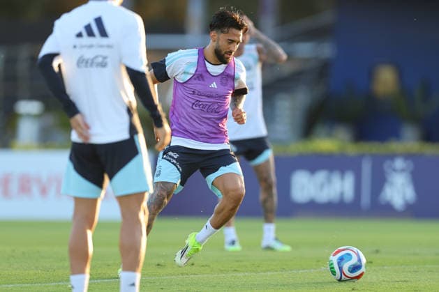 Argentina™s forward Nicolas Gonzalez (C) takes part in a training session in Ezeiza, Buenos Aires Province, on March 25, 2026, ahead of the FIFA World Cup, WM, Weltmeisterschaft, Fussball 2026 friendlys football matches against Mauritania and Zambia. EZEIZA ARGENTINA Copyright: xALEJANDROxPAGNIx