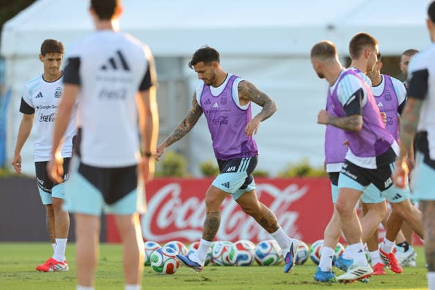 Argentina s midfielder Leandro Paredes (C) controls the ball next his teammate defender Nicolas Tagliafico (L) during a training session in Ezeiza, Buenos Aires Province, on March 25, 2026, ahead of the FIFA World Cup, WM, Weltmeisterschaft, Fussball 2026 friendlys football matches against Mauritania and Zambia. EZEIZA ARGENTINA Copyright: xALEJANDROxPAGNIx