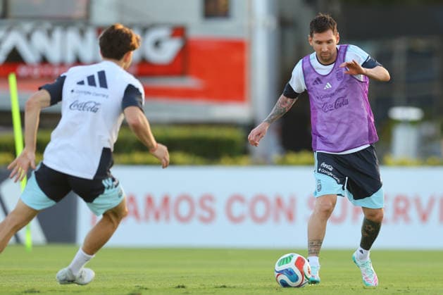 Argentina s forward Lionel Messi (R) controls the ball during a training session in Ezeiza, Buenos Aires Province, on March 25, 2026, ahead of the FIFA World Cup, WM, Weltmeisterschaft, Fussball 2026 friendlys football matches against Mauritania and Zambia. EZEIZA ARGENTINA Copyright: xALEJANDROxPAGNIx