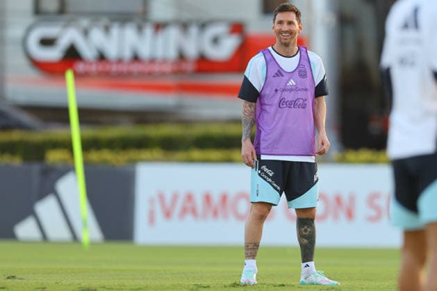 Argentine forward Lionel Messi (R) gestures during a training session in Ezeiza, Buenos Aires Province, on March 25, 2026, ahead of the 2026 FIFA World Cup, WM, Weltmeisterschaft, Fussball friendly matches against Mauritania and Zambia. EZEIZA ARGENTINA Copyright: xALEJANDROxPAGNIx
