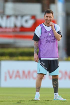 Argentine forward Lionel Messi gestures during a training session in Ezeiza, Buenos Aires Province, on March 25, 2026, ahead of the 2026 FIFA World Cup, WM, Weltmeisterschaft, Fussball friendly matches against Mauritania and Zambia. EZEIZA ARGENTINA Copyright: xALEJANDROxPAGNIx