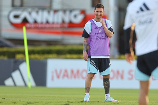 Argentine forward Lionel Messi (R) gestures during a training session in Ezeiza, Buenos Aires Province, on March 25, 2026, ahead of the 2026 FIFA World Cup, WM, Weltmeisterschaft, Fussball friendly matches against Mauritania and Zambia. EZEIZA ARGENTINA Copyright: xALEJANDROxPAGNIx
