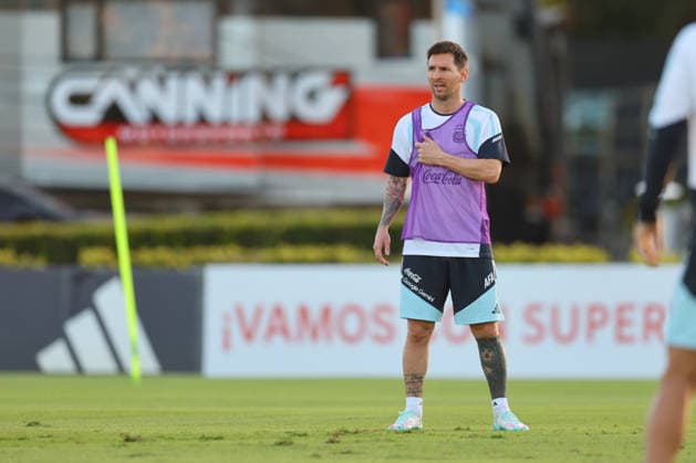 Argentine forward Lionel Messi (R) gestures during a training session in Ezeiza, Buenos Aires Province, on March 25, 2026, ahead of the 2026 FIFA World Cup, WM, Weltmeisterschaft, Fussball friendly matches against Mauritania and Zambia. EZEIZA ARGENTINA Copyright: xALEJANDROxPAGNIx