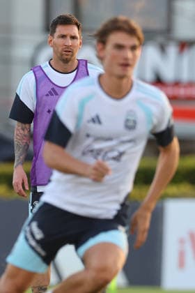 Argentine forward Lionel Messi gestures behind fellow forward Nicolas Paz (out of focus) during a training session in Ezeiza, Buenos Aires Province, on March 25, 2026, ahead of the 2026 FIFA World Cup, WM, Weltmeisterschaft, Fussball friendly matches against Mauritania and Zambia. EZEIZA ARGENTINA Copyright: xALEJANDROxPAGNIx