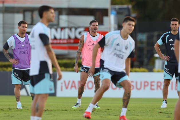 Argentina s forward Lionel Messi (L), midfielder Rodrigo De Paul (C) and team coach Lionel Scaloni (R( gesture next teammates during a training session in Ezeiza, Buenos Aires Province, on March 25, 2026, ahead of the FIFA World Cup, WM, Weltmeisterschaft, Fussball 2026 friendlys football matches against Mauritania and Zambia. EZEIZA ARGENTINA Copyright: xALEJANDROxPAGNIx