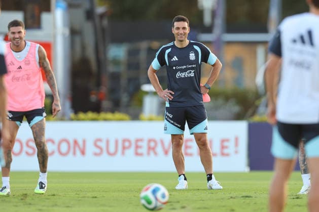Argentina s team coach Lionel Scaloni (C) gestures next midfielder Rodrigo De Paul during a training session in Ezeiza, Buenos Aires Province, on March 25, 2026, ahead of the FIFA World Cup, WM, Weltmeisterschaft, Fussball 2026 friendlys football matches against Mauritania and Zambia. EZEIZA ARGENTINA Copyright: xALEJANDROxPAGNIx