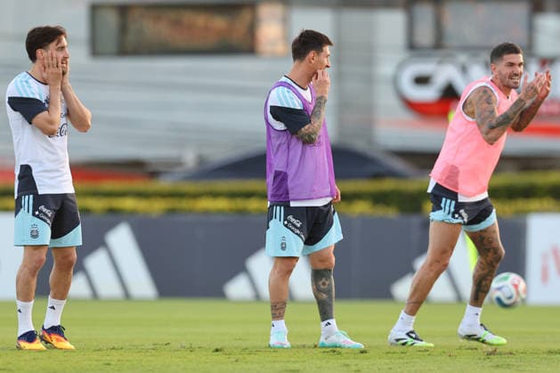Argentina s midfielder Rodrigo De Paul (R) gestures next this teammates forward Lionel Messi (C) and defender Nicolas Tagliafico during a training session in Ezeiza, Buenos Aires Province, on March 25, 2026, ahead of the FIFA World Cup, WM, Weltmeisterschaft, Fussball 2026 friendlys football matches against Mauritania and Zambia. EZEIZA ARGENTINA Copyright: xALEJANDROxPAGNIx