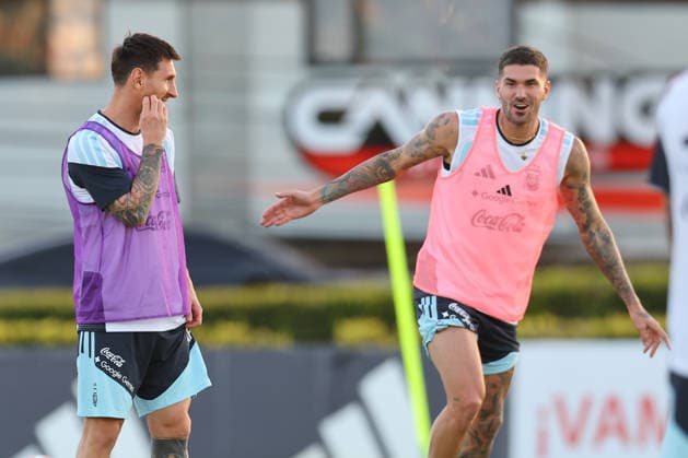 Argentina s midfielder Rodrigo De Paul (R) gestures next forward Lionel Messi during a training session in Ezeiza, Buenos Aires Province, on March 25, 2026, ahead of the FIFA World Cup, WM, Weltmeisterschaft, Fussball 2026 friendlys football matches against Mauritania and Zambia. EZEIZA ARGENTINA Copyright: xALEJANDROxPAGNIx