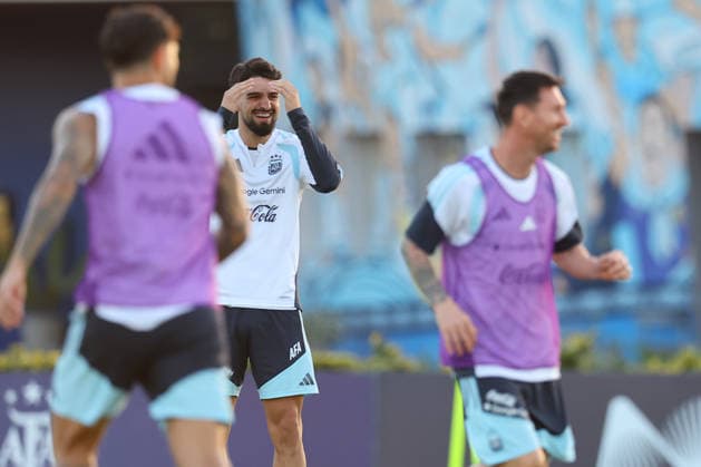 Argentina s forward Jose Lopez (C) gestures next his teammate Lionel Messi during a training session in Ezeiza, Buenos Aires Province, on March 25, 2026, ahead of the FIFA World Cup, WM, Weltmeisterschaft, Fussball 2026 friendlys football matches against Mauritania and Zambia. EZEIZA ARGENTINA Copyright: xALEJANDROxPAGNIx