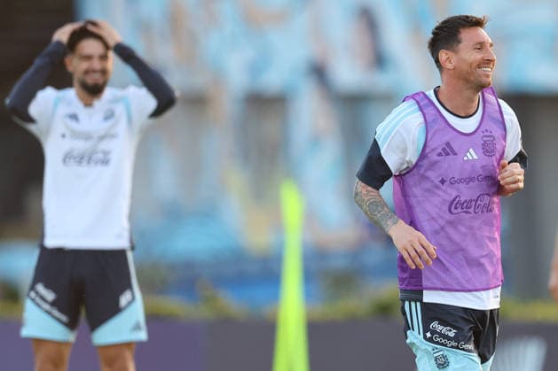 Argentina s forward Lionel Messi (R) smilles during a training session in Ezeiza, Buenos Aires Province, on March 25, 2026, ahead of the FIFA World Cup, WM, Weltmeisterschaft, Fussball 2026 friendlys football matches against Mauritania and Zambia.