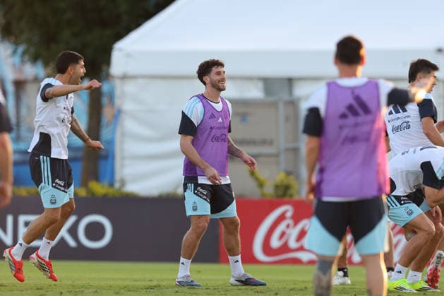 Argentina s defender Marcos Senessi (C) takes part with teammates in a training session in Ezeiza, Buenos Aires Province, on March 25, 2026, ahead of the FIFA World Cup, WM, Weltmeisterschaft, Fussball 2026 friendlys football matches against Mauritania and Zambia. EZEIZA ARGENTINA Copyright: xALEJANDROxPAGNIx