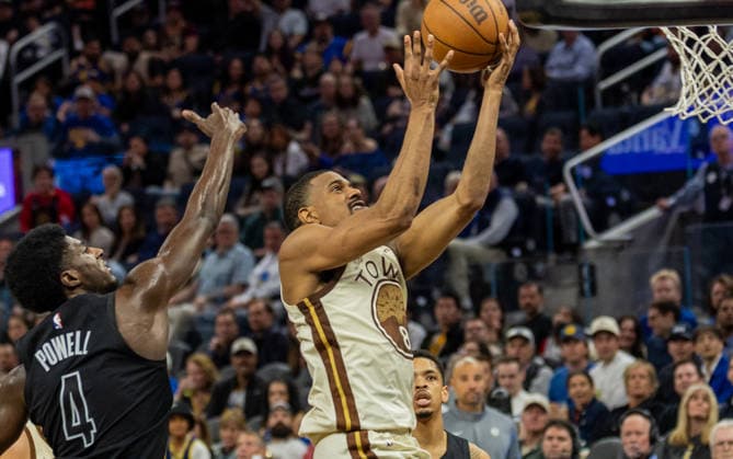 (260326) -- SAN FRANCISCO, March 26, 2026 -- De Anthony Melton (R) of Golden State Warriors goes for a layup during the 2025-2026 NBA, Basketball Herren, USA regular season basketball game between Golden State Warriors and Brooklyn Nets in San Francisco, the United States, March 25, 2026. (Photo by Xinhua) (SP)U.S.-SAN FRANCISCO-BASKETBALL-NBA-WARRIORS VS NETS DongxXudong 