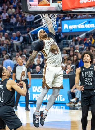 (260326) -- SAN FRANCISCO, March 26, 2026 -- Gary Payton II (top) of Golden State Warriors dumps during the 2025-2026 NBA, Basketball Herren, USA regular season basketball game between Golden State Warriors and Brooklyn Nets in San Francisco, the United States, March 25, 2026. (Photo by Xinhua) (SP)U.S.-SAN FRANCISCO-BASKETBALL-NBA-WARRIORS VS NETS DongxXudong 