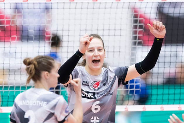 1. Volleyball Bundesliga Frauen Playoffs Viertelfinale: Schwarz-Weiss Erfurt vs. Allianz MTV Stuttgart; Erfurt; 25.03.2026 Lena Linke ( 6; Schwarz-Weiss Erfurt) und Elizabeth Sandbothe ( 2; Schwarz-Weiss Erfurt) (links) 1. Volleyball Bundesliga Frauen Playoffs Viertelfinale: Schwarz-Weiss Erfurt vs. Allianz MTV Stuttgart; Riethsporthalle Erfurt; 25.03.2026 Copyright: xBEAUTIFULxSPORTS Duehringx