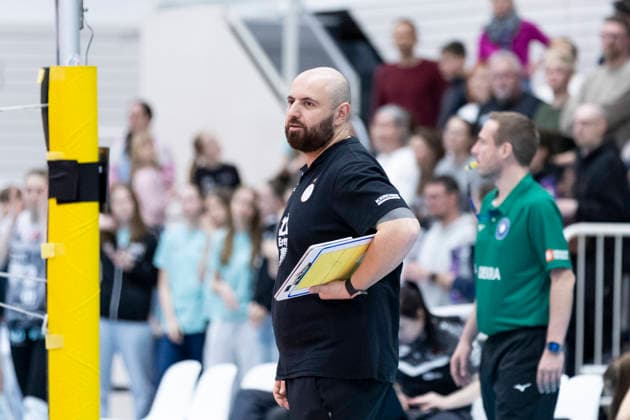 1. Volleyball Bundesliga Frauen Playoffs Viertelfinale: Schwarz-Weiss Erfurt vs. Allianz MTV Stuttgart; Erfurt; 25.03.2026 Konstantin Bitter (Trainer; Allianz MTV Stuttgart) 1. Volleyball Bundesliga Frauen Playoffs Viertelfinale: Schwarz-Weiss Erfurt vs. Allianz MTV Stuttgart; Riethsporthalle Erfurt; 25.03.2026 Copyright: xBEAUTIFULxSPORTS Duehringx
