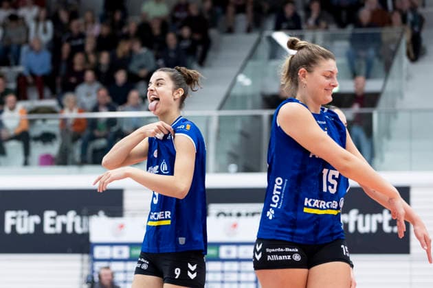 1. Volleyball Bundesliga Frauen Playoffs Viertelfinale: Schwarz-Weiss Erfurt vs. Allianz MTV Stuttgart; Erfurt; 25.03.2026 Anna Koulberg ( 9; Allianz MTV Stuttgart) und Melani Shaffmaster ( 15; Allianz MTV Stuttgart) (rechts) 1. Volleyball Bundesliga Frauen Playoffs Viertelfinale: Schwarz-Weiss Erfurt vs. Allianz MTV Stuttgart; Riethsporthalle Erfurt; 25.03.2026 Copyright: xBEAUTIFULxSPORTS Duehringx