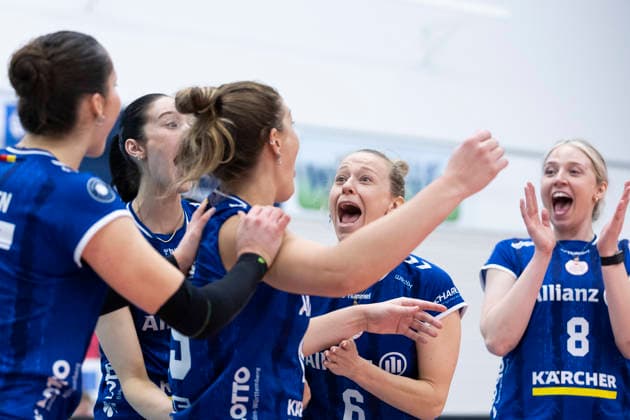 1. Volleyball Bundesliga Frauen Playoffs Viertelfinale: Schwarz-Weiss Erfurt vs. Allianz MTV Stuttgart; Erfurt; 25.03.2026 Jubel, von links Mikala Mogensen ( 16; Allianz MTV Stuttgart), Jasmine Gross ( 3; Allianz MTV Stuttgart), Melani Shaffmaster ( 15; Allianz MTV Stuttgart), Antonia Stautz ( 6; Allianz MTV Stuttgart) und Eleanor Joyce Holthaus ( 8; Allianz MTV Stuttgart) 1. Volleyball Bundesliga Frauen Playoffs Viertelfinale: Schwarz-Weiss Erfurt vs. Allianz MTV Stuttgart; Riethsporthalle Erfurt; 25.03.2026 Copyright: xBEAUTIFULxSPORTS Duehringx