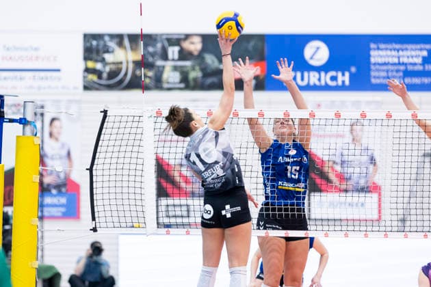 1. Volleyball Bundesliga Frauen Playoffs Viertelfinale: Schwarz-Weiss Erfurt vs. Allianz MTV Stuttgart; Erfurt; 25.03.2026 Kinga Szücs ( 10; Schwarz-Weiss Erfurt) gegen Melani Shaffmaster ( 15; Allianz MTV Stuttgart) 1. Volleyball Bundesliga Frauen Playoffs Viertelfinale: Schwarz-Weiss Erfurt vs. Allianz MTV Stuttgart; Riethsporthalle Erfurt; 25.03.2026 Copyright: xBEAUTIFULxSPORTS Duehringx